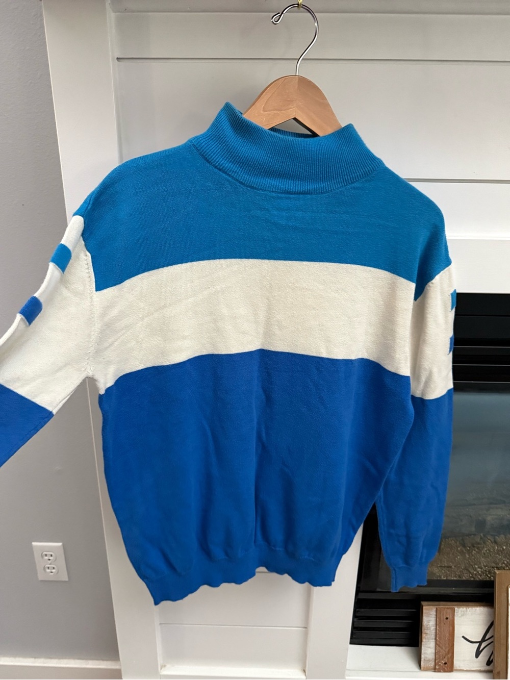 Oxknitstore blue and White Colorblock Mock Neck Sweater apres ski vibe size Med